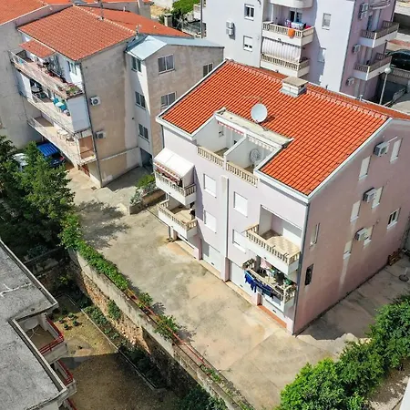 1 Bedroom Awesome In Apartment Makarska